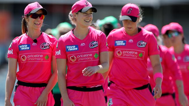 Ellyse Perry (centre) of the Sixers leads her players off the field after winning the WBBL Cricket match between Sydney Sixers and Melbourne Stars at the WACA in Perth, Sunday, November 3, 2019. (AAP Image/Richard Wainwright) NO ARCHIVING, EDITORIAL USE ONLY, IMAGES TO BE USED FOR NEWS REPORTING PURPOSES ONLY, NO COMMERCIAL USE WHATSOEVER, NO USE IN BOOKS WITHOUT PRIOR WRITTEN CONSENT FROM AAP