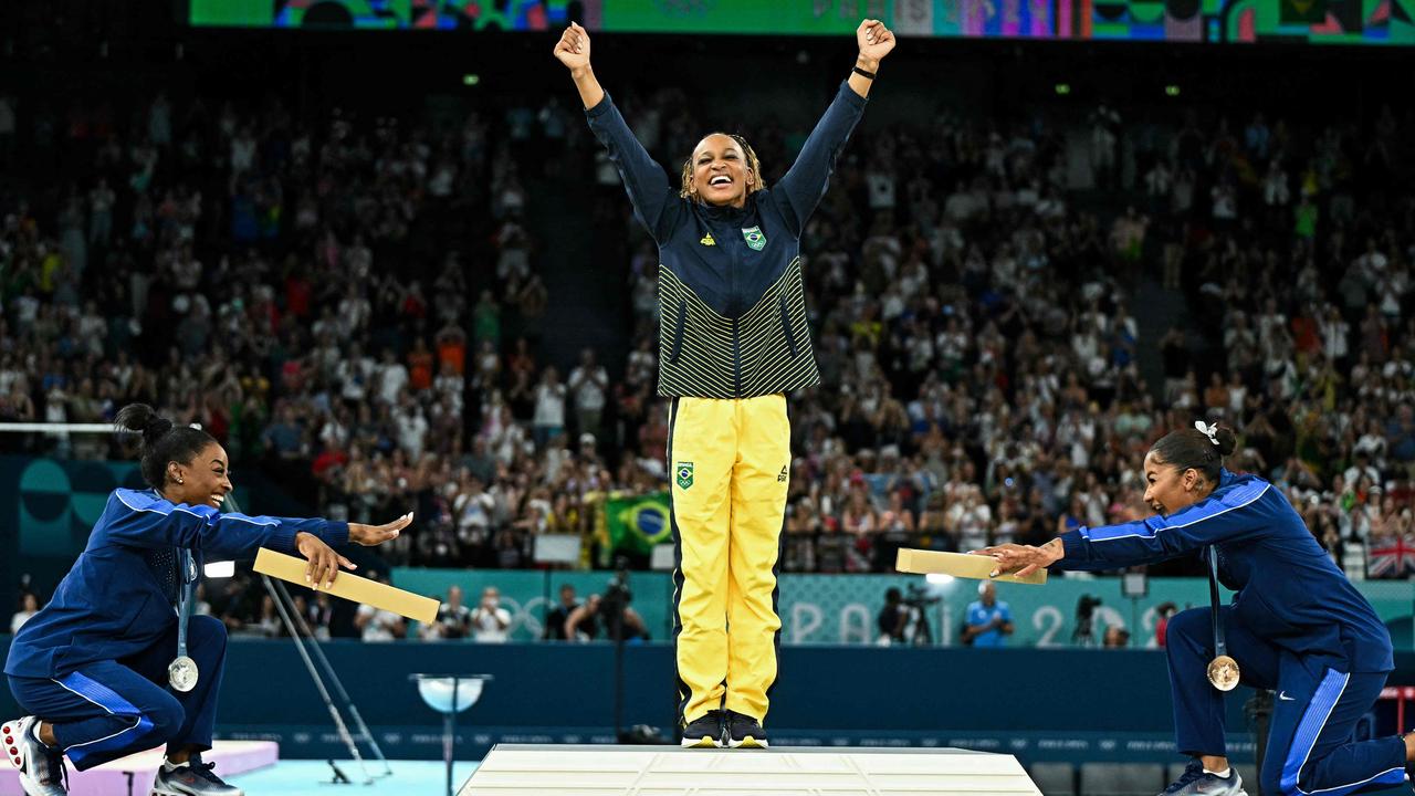 Photo of Rebeca Andrade, Simone Biles and Jordan Chiles on podium goes