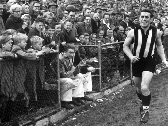 Collingwood captain Lou Richards does a lap of honour during his last game in 1955.