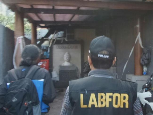 Police at the hotel where Sara Connor was staying on Kuta Beach. Picture: News Corp Australia