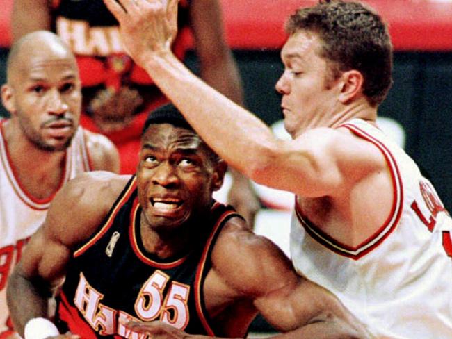 Basketballer Dikembe Mutombo (l) with Luc Longley (r). USA basketball - Atlanta Hawks vs Chigaco Bulls Eastern Conference semi final match. a/ct/Basketball/Overseas