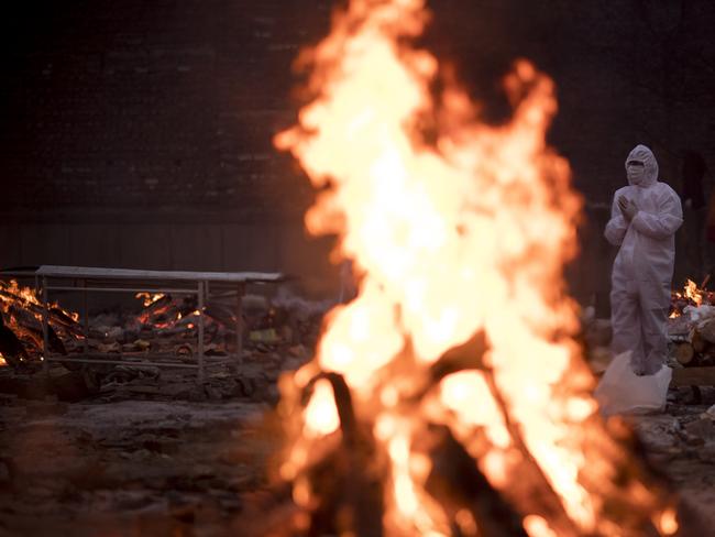 Family members perform the last rites for a person who died of COVID-19. Picture: Anindito Mukherjee/Getty Images