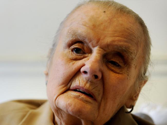 (FILES) This file photo taken on August 29, 2009 shows veteran British journalist Clare Hollingworth speaking to AFP in Hong Kong. Veteran British war correspondent Clare Hollingworth, who broke the news that World War II had started, died on January 10, 2017 at the age of 105. / AFP PHOTO / MIKE CLARKE