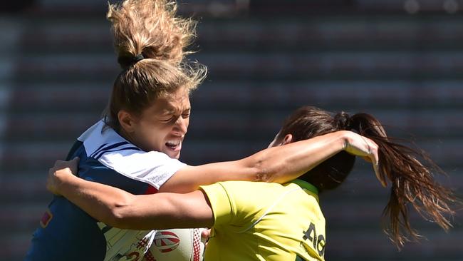 France's Lina Guerin (L) and Australia's Alicia Quirk (R) fight for the ball in Kitakyushu.