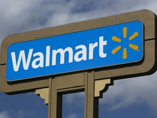 A US airman has shot dead a Wal-Mart employee in North Dakota before turning the gun on himself.