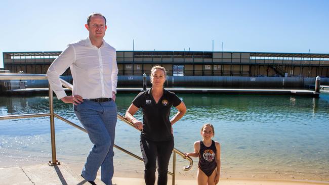 Mayor Darcy Byrne, Olympic gold medallist water polo player Bronwyn Smith and her daughter Indie, 11, at Dawn Fraser Pool. (AAP Image/Jordan Shields)