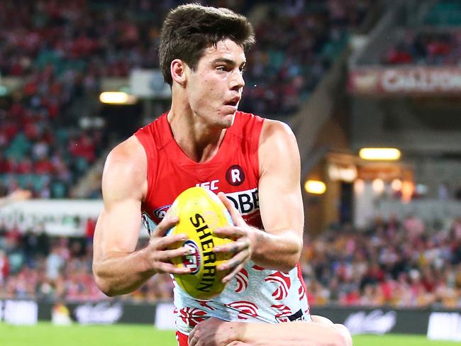 SYDNEY, AUSTRALIA - MAY 26:  George Hewett of the Swans is tackled during the round 10 AFL match between the Sydney Swans and the Hawthorn Hawks at Sydney Cricket Ground on May 26, 2017 in Sydney, Australia.  (Photo by Matt King/Getty Images)