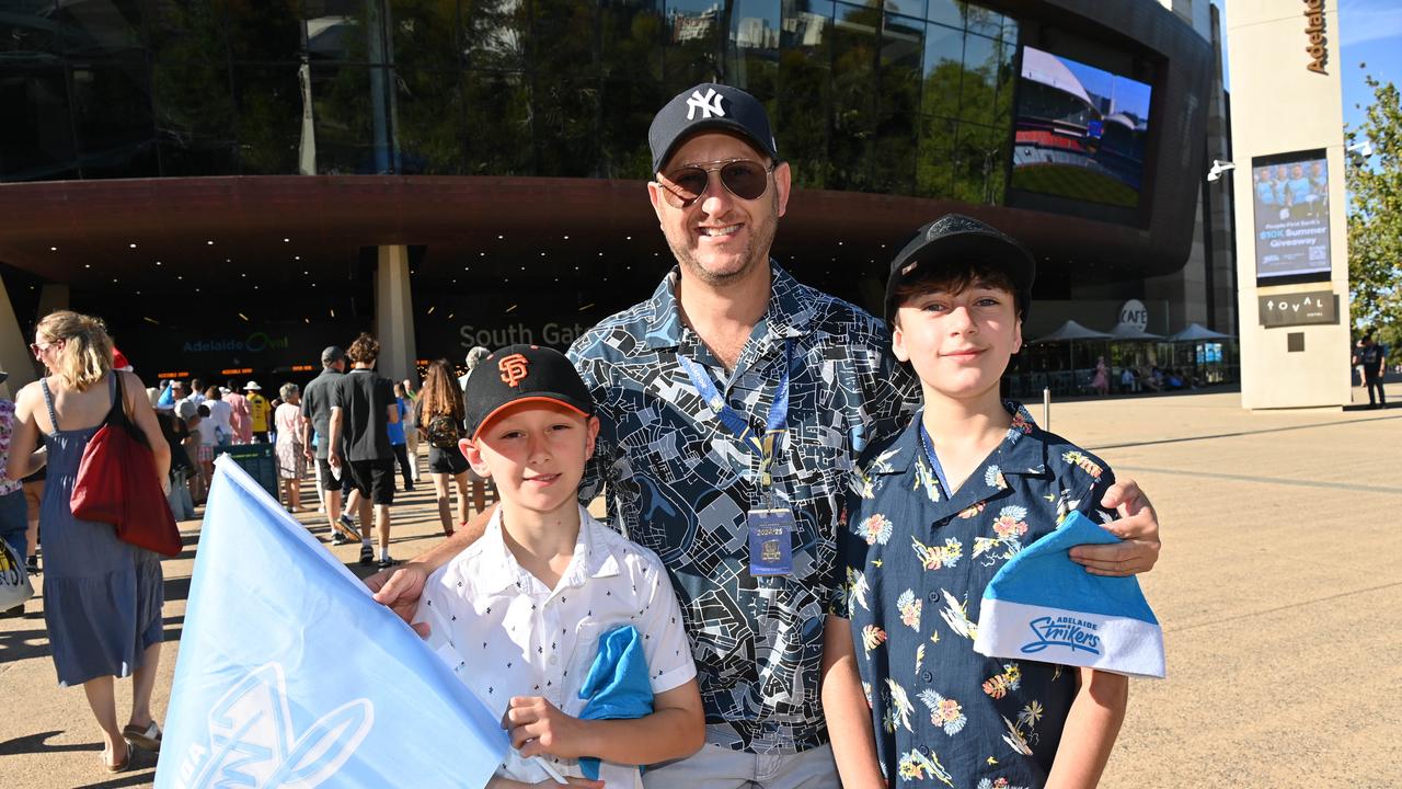 20/12/24. Gallery Big Bash - Adelaide Strikers v Melbourne Stars at Adelaide Oval. Picture: Keryn Stevens