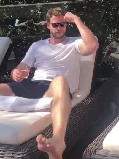 Liam spotted relaxing poolside in Elsa's Insta stories.