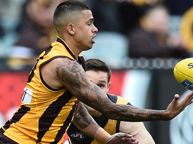 Bradley Hill of the Hawks (left) is seen in action during the Round 18 AFL match between the Hawthorn Hawks and the Richmond Tigers at the MCG in Melbourne, Sunday, July 24, 2016. (AAP Image/Julian Smith) NO ARCHIVING, EDITORIAL USE ONLY