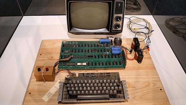  MOUNTAIN VIEW, CA - JUNE 24: An Apple-1 computer, built in 1976, is displayed during the First Bytes: Iconic Technology From...