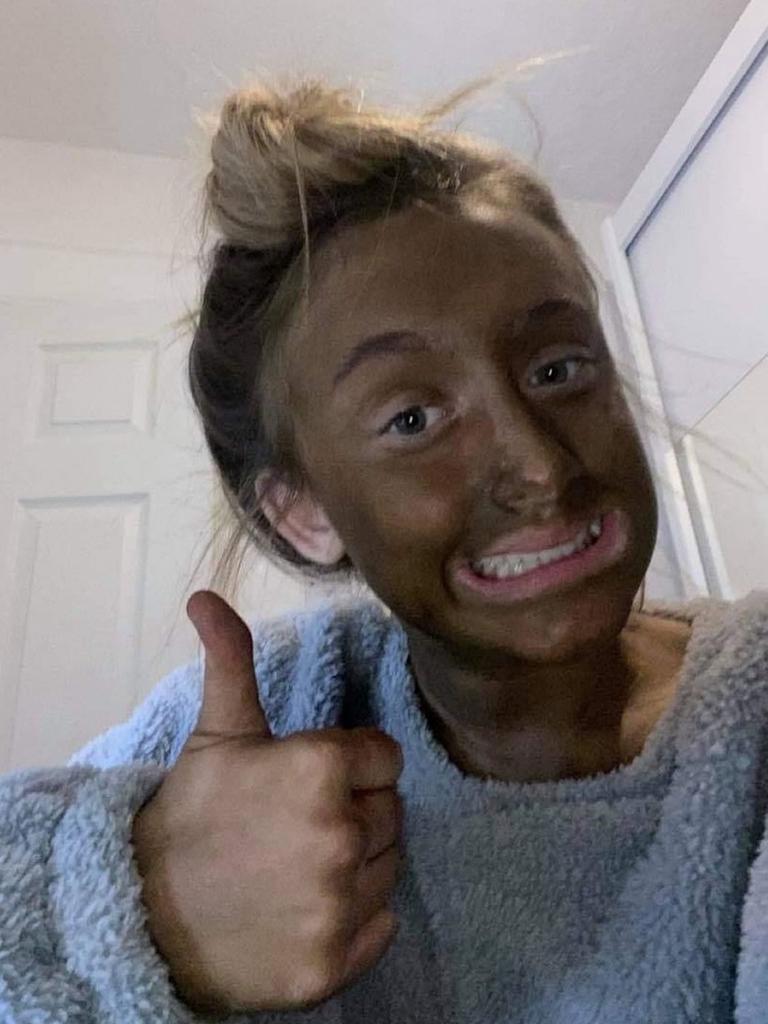 Teen girl shares hilarious ultra-dark tanning mistake