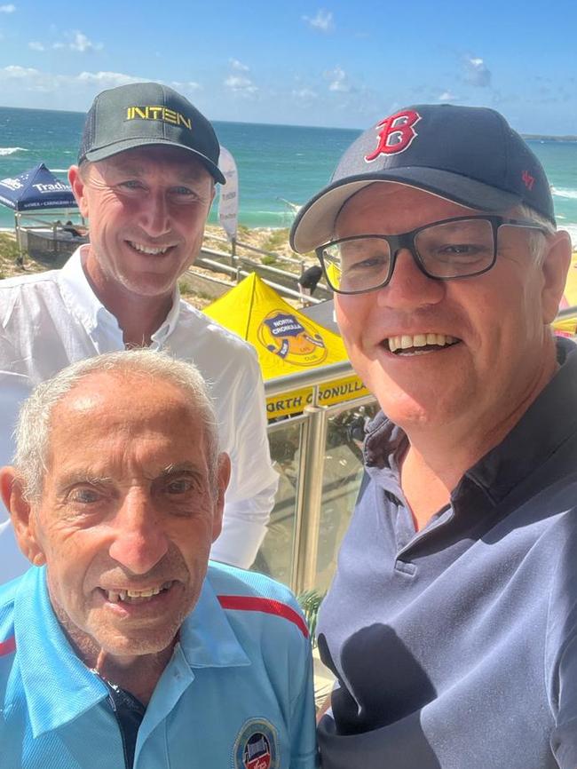 Former PM Scott Morrison with some constituents at Cronulla.