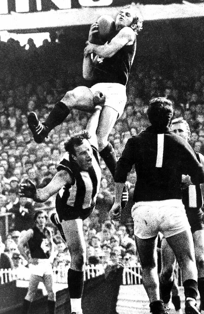 Alex Jesaulenko soars over Graeme 'Jerker' Jenkin in the 1970 Grand Final.