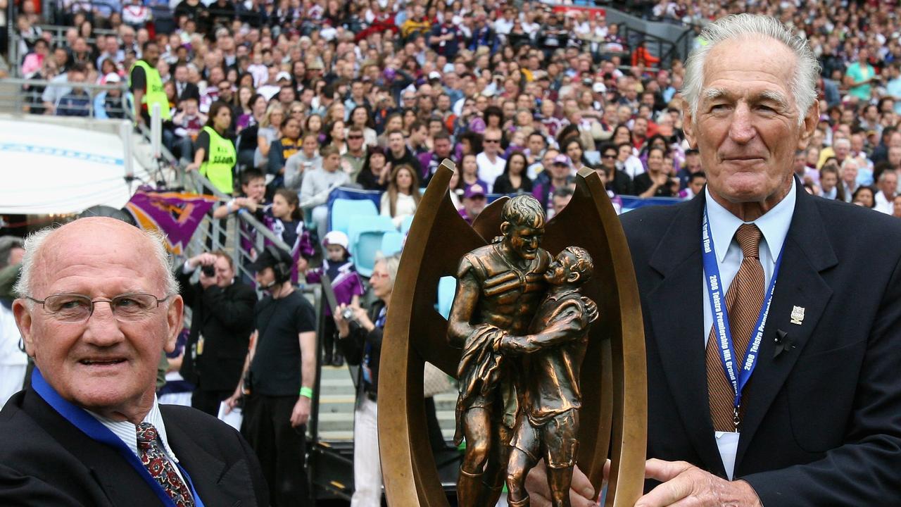 FILE – OCTOBER 14, 2021: Rugby league Immortal Norm Provan has died aged 88. Provan represented the Dragons in 256 games between 1951 to 1965. SYDNEY, AUSTRALIA – OCTOBER 05: (L-R) Former rugby league players Arthur Summons and Norm Provan pose with the NRL Premiership trophy before the NRL Grand Final match between the Manly Warringah Sea Eagles and the Melbourne Storm at ANZ Stadium on October 5, 2008 in Sydney, Australia. (Photo by Ezra Shaw/Getty Images)