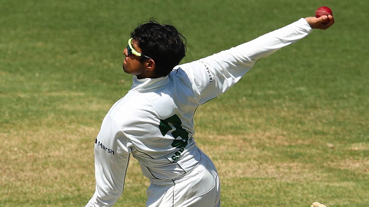 Nivethan Radhakrishnan can bowl with both his left and right hand. (Photo by Mark Metcalfe/Getty Images)