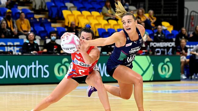 SUNSHINE COAST, AUSTRALIA – SEPTEMBER 08: Maddy Proud of the Swifts and Liz Watson of the Vixens challenge for the ball during the round 11 Super Netball match between the NSW Swifts and the Melbourne Vixens at University of Sunshine Coast Stadium on September 08, 2020 in Sunshine Coast, Australia. (Photo by Bradley Kanaris/Getty Images)