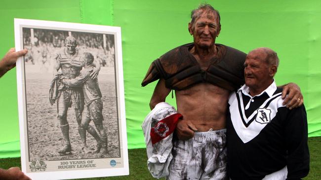 Provan and Arthur Summons reunited for their famous pose as part of a 2008 NRL promotion.