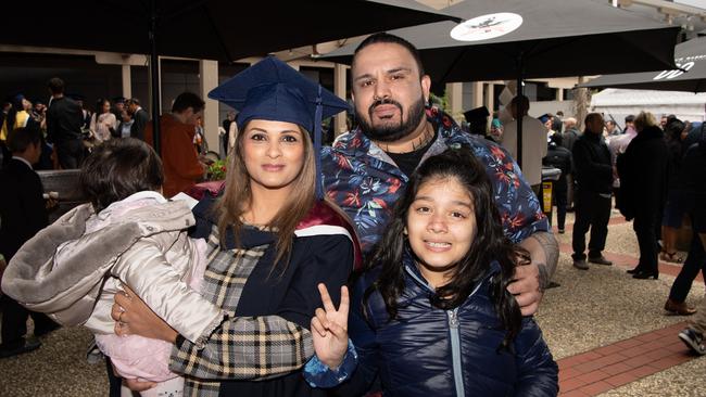 05-10-2023 Deakin Graduation Masters of Architecture. Sheffi Sambiah and family