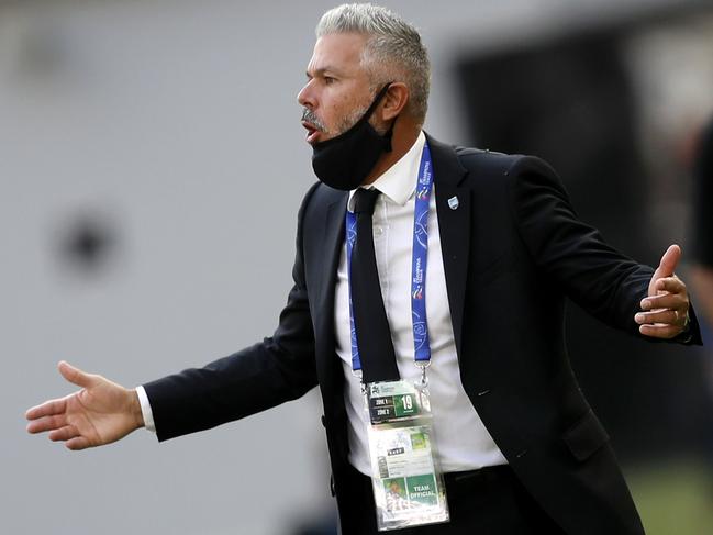 DOHA, QATAR - NOVEMBER 19: Sydney's coach Steve Corica speaks to his players during the AFC Champions League Group H match Shanghai SIPG  and Sydney FC at Khalifa International Stadium on November 19, 2020 in Doha, Qatar. (Photo by Mohamed Farag/Getty Images)