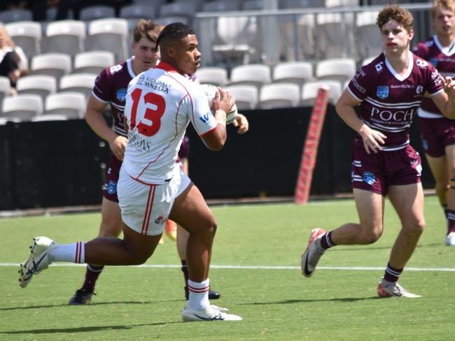 Finau Latu looks for an opening. Picture: Sean Teuma