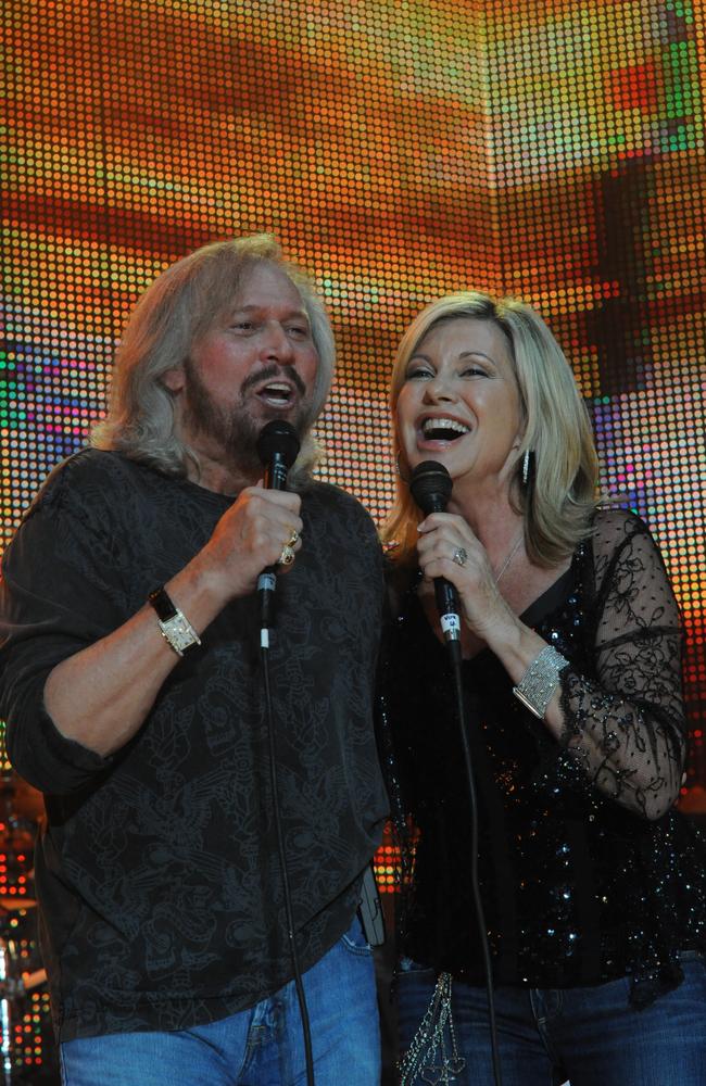 Barry Gibb and Olivia Newton-John perform at Sound Relief benefit concert at the SCG 2009. Picture: Tony Mott