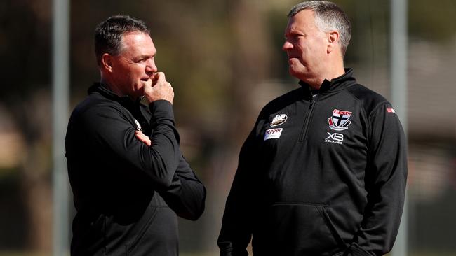 Alan Richardson speaks with St Kilda consultant Graeme ‘Gubby’ Allan. Picture: AFL Media/Getty Images