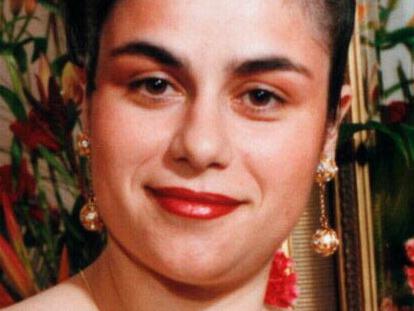 Vic imposter Sara Grasso at 18 years of age. In 1995 she was found guilty of fraud after she had for several years been posing as a lawyer, awarding herself fake degrees, law prizes and scholarships.imposter