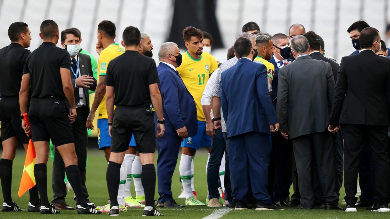 As autoridades de saúde param o jogo enquanto se reúnem para falar com os jogadores.  (Foto de Alexandre Schneider / Getty Images)