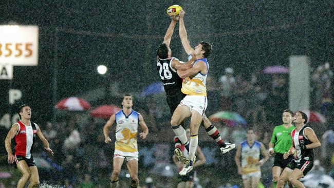 The Brisbane Lions and St Kilda Saints in a round 1 clash of the NAB Cup at Cazalys, Cairns in 2007.