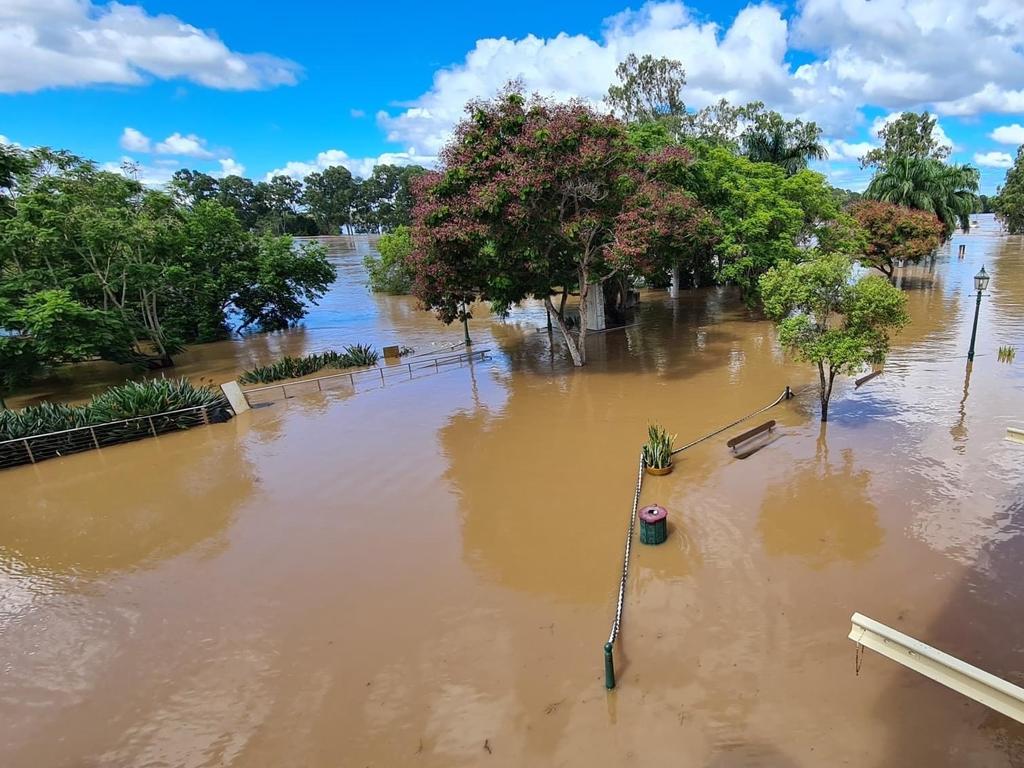 Flooding outside the Criterion Hotel in Maryborough's Wharf St.