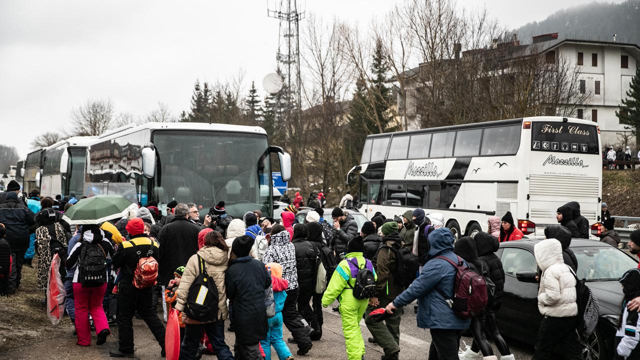 People board buses after a day in the small ski resort of Roccaraso, on February 2, 2025. Picture: Emanuele Valeri/ANSA/AFP