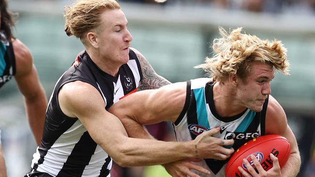 MELBOURNE . 25/03/2023.  AFL Round 2.  Collingwood vs Port Adelaide at the MCG.  Jason Horne-Francis of the Power tries to break the tackle od Beau McCreery of the Magpies during the 3rd qtr.   . Pic: Michael Klein