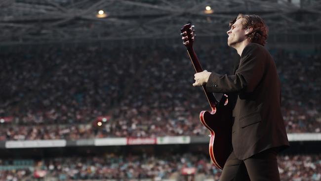 Frontman Luke Hemmings commands the 75,000 strong crowd at Fire Fight. Picture: Cole Bennetts/Getty Images)