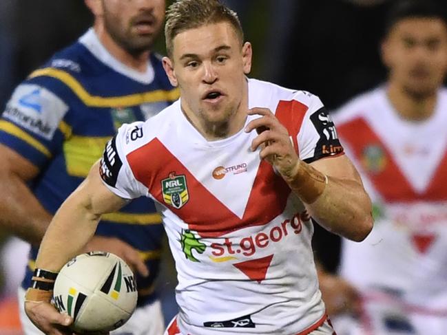 Mathew Dufty of the Dragons runs with the ball during the Round 16 NRL match between the St George-Illawarra Dragons and the Parramatta Eels at WIN Stadium in Wollongong, Thursday, June 28, 2018. (AAP Image/David Moir) NO ARCHIVING, EDITORIAL USE ONLY