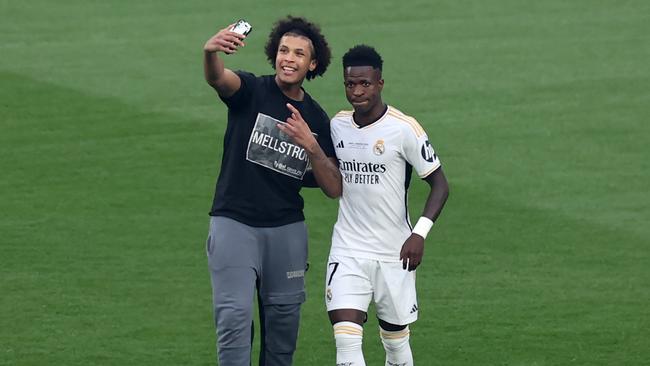 A pitch invader attempts to take a selfie with Vinicius Junior. Photo by Ryan Pierse/Getty Images.