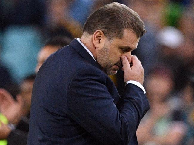 Australia's coach Ange Postecoglou reacts during their 2018 World Cup football qualifying match against Syria played in Sydney on October 10, 2017. / AFP PHOTO / WILLIAM WEST / -- IMAGE RESTRICTED TO EDITORIAL USE - STRICTLY NO COMMERCIAL USE --