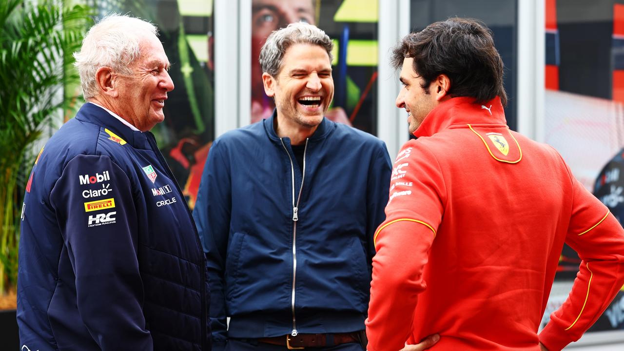 Carlos Sainz visto hablando con Helmut Marko, Carlos Sainz con rumores de Red Bull, dónde conducirá Carlos Sainz a continuación, Gran Premio de Japón, últimas actualizaciones