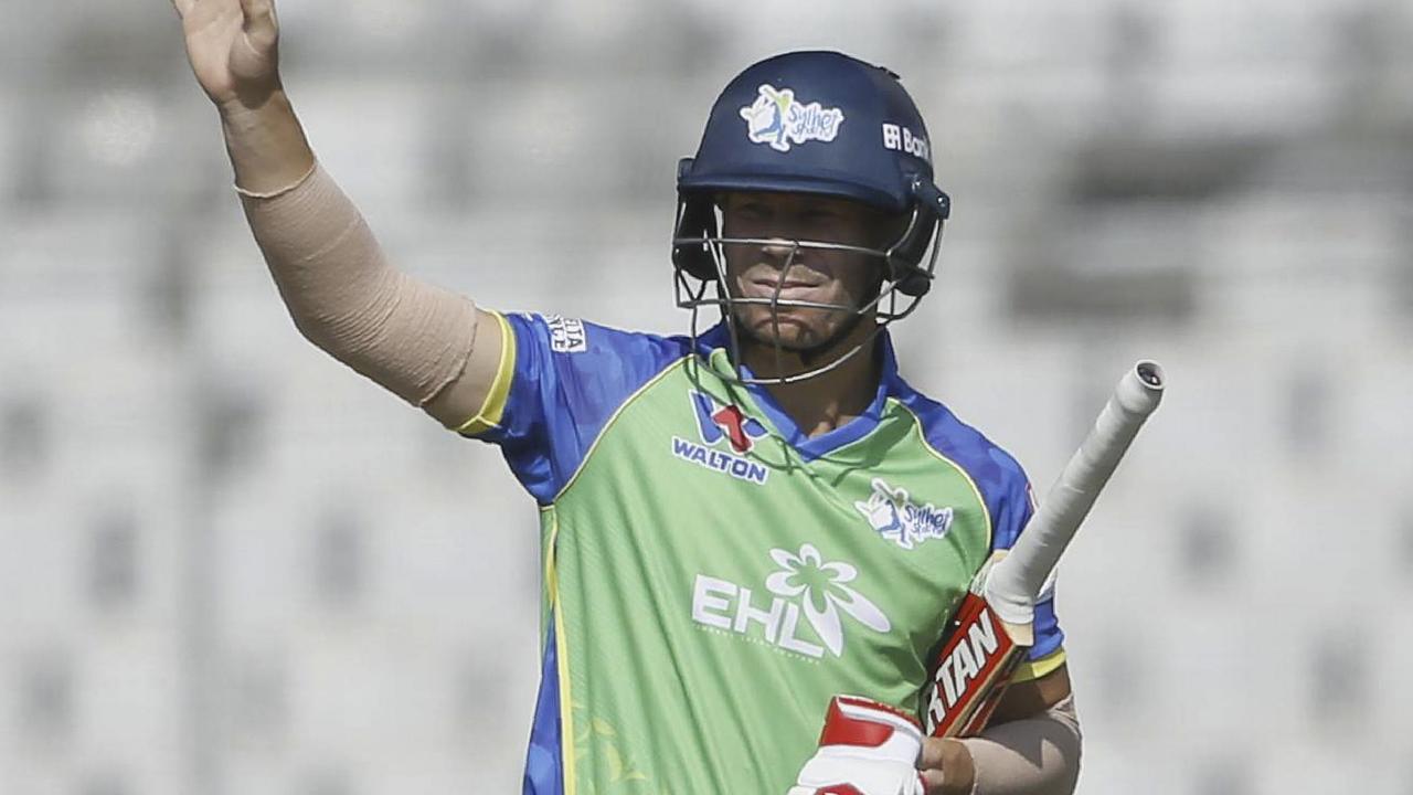 Sylhet Sixers captain David Warner hit 14 runs off 3 balls while batting right-handed against Chris Gayle.