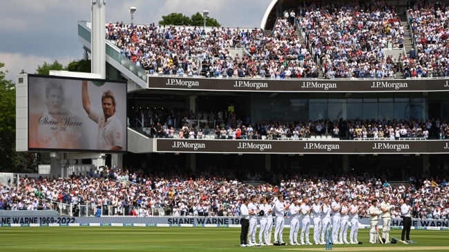 Players of England and New Zealand pay tribute to Shane Warne after the 23rd over during day one of the first Test match at Lord's Cricket Ground. Picture: Gareth Copley/Getty Images