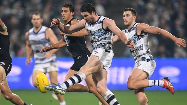 Patrick Dangerfield puts Geelong into attack.