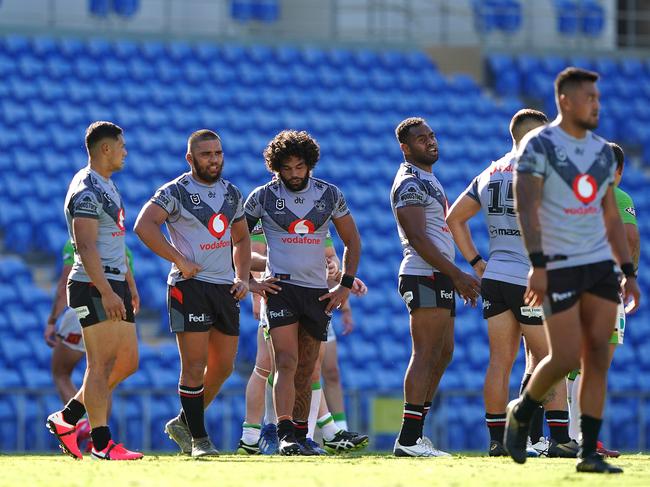 Warriors players look on following a Raiders try during the round 2 NRL match between New Zealand Warriors and Canberra Raiders at CBUs Super Stadium in the Gold Coast, Saturday, March 21, 2020. (AAP Image/Dave Hunt) NO ARCHIVING, EDITORIAL USE ONLY