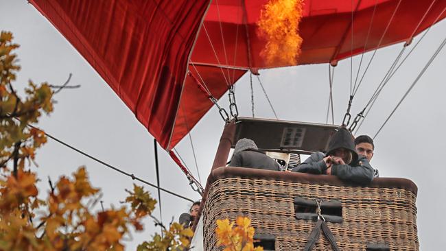 The hot air balloon trying to land. Picture: Alex Coppel