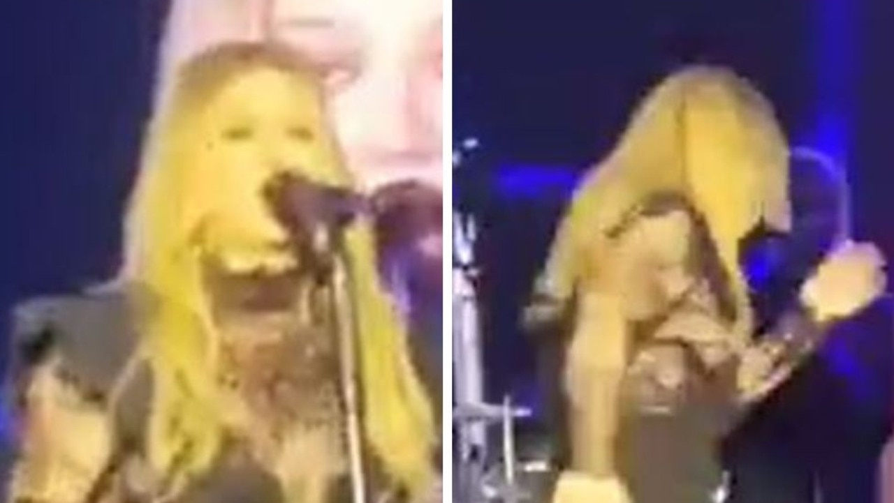 Kelly Clarkson runs off stage after mid-concert wardrobe malfunction