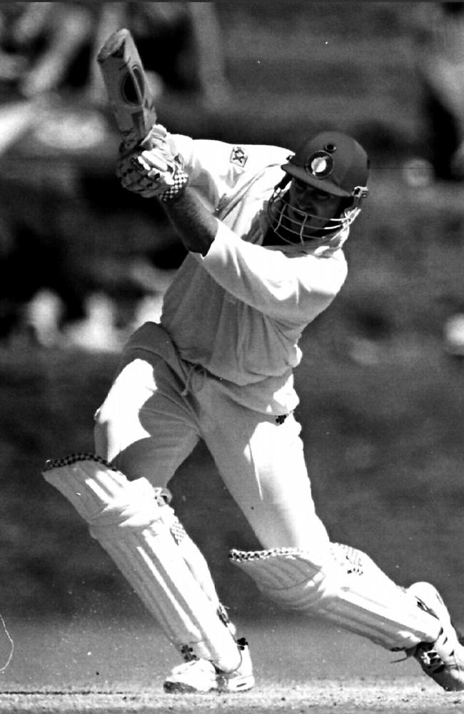 Queensland batsman Matthew Hayden drives during tour game against England in Toowoomba. Pic Mike Keating. Sport / Cricket / Action