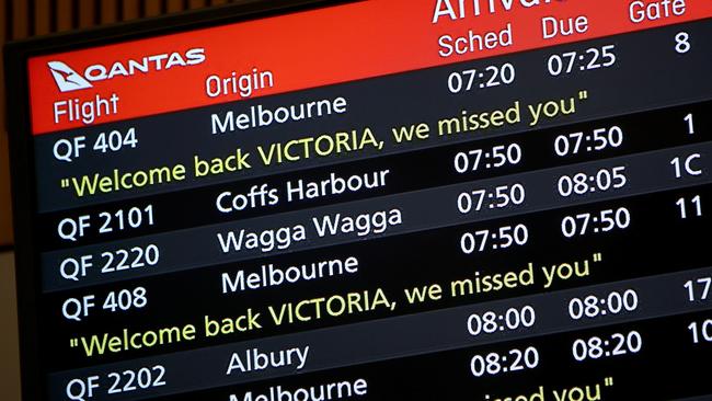 SYDNEY, AUSTRALIA - NewsWire Photos NOVEMBER 23, 2020: The arrivals board at Sydney Airport with the words " Welcome back Victoria we missed you". Borders open between Victoria and New South Wales today. Picture: NCA NewsWire / Damian Shaw