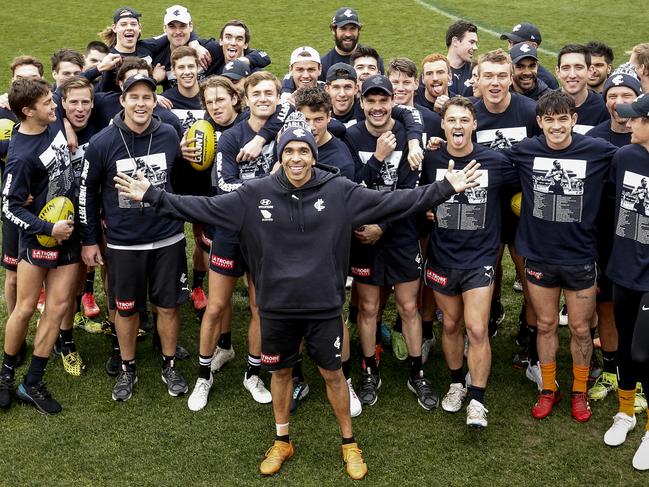 Carlton legend Eddie Betts poses for a photo with his teammates, while they wore special tribute shirts acknowledging his 350th and final game, on August 17. He’s set to have this same positive club-wide influence at Palmerston. Picture: Darrian Traynor/Getty Images