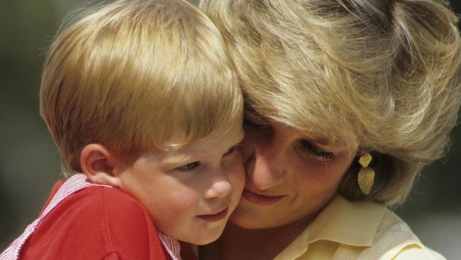 (FILE PICS)  MAJORCA, SPAIN - AUGUST 10:  Diana, Princess of Wales with Prince Harry on holiday in Majorca, Spain on August 10, 1987.  (Photo by Georges De Keerle/Getty Images)