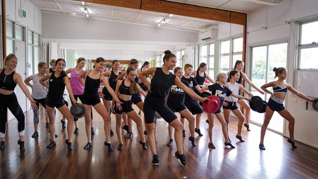 Visiting musical theatre actor Samantha Dodemaide with Fame Talent School students (from left): Ella Sleeman, Rylea Coughlan, Alexis Kavanagh, Makayla Phillips, Lily Taylor, Madalyn Finch, Callayn Grady, Lily Wardrop, Zoe Wardrop, Addison Dee, Georgia Madden, Sienna McDonald, Olivia Benson, Harry Hayes, Grace Buhlmann, Ella Fry, Molly Phillips, Amelia Lappegard and Izabella Louw. Picture: Heidi Petith