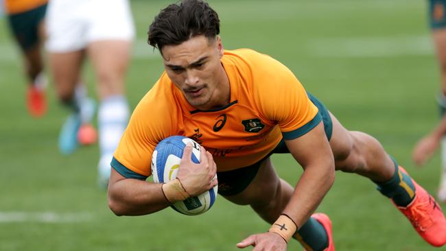 MENDOZA, ARGENTINA - AUGUST 06: Jordan Petaia of Australia scores a try during The Rugby Championship match between Argentina Pumas and Australian Wallabies  at Estadio Malvinas Argentinas on August 06, 2022 in Mendoza, Argentina. (Photo by Daniel Jayo/Getty Images)